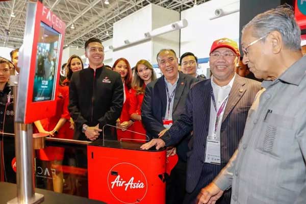 馬來(lái)西亞總理馬哈蒂爾細(xì)致的了解了固力保生物識(shí)別通道閘