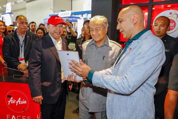 馬來(lái)西亞總理馬哈蒂爾細(xì)致的了解了固力保生物識(shí)別通道閘