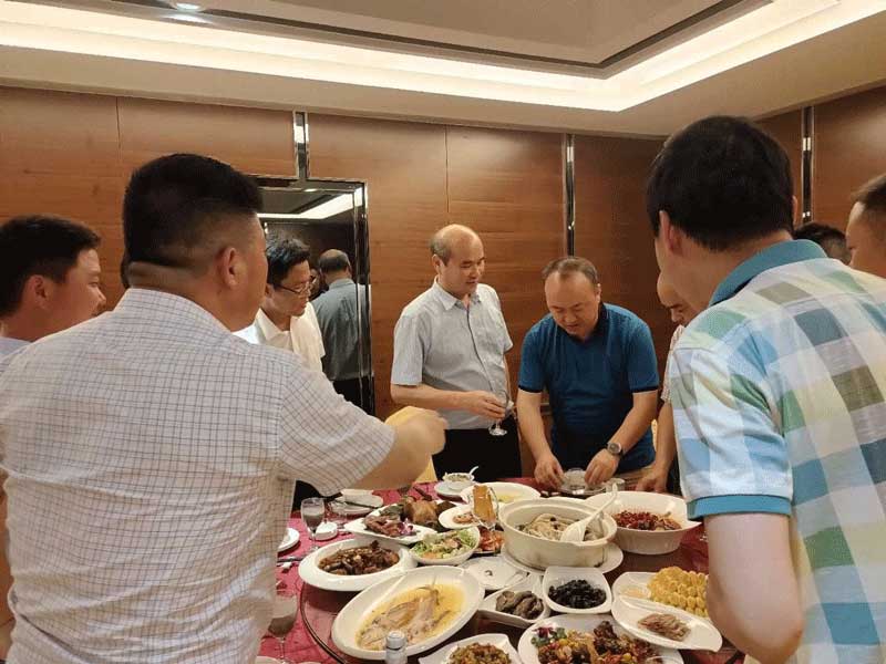 把酒言歡，互贈美好祝福