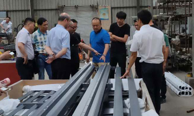 姜董邀請參會人員一起參觀了邦柏科技有限公司
