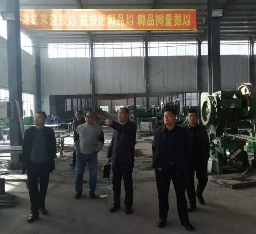 竇總陪同協(xié)會領(lǐng)導(dǎo)參觀企業(yè)生產(chǎn)車間