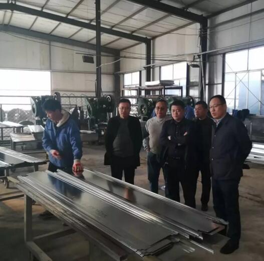 竇總陪同協(xié)會領(lǐng)導(dǎo)參觀企業(yè)生產(chǎn)車間