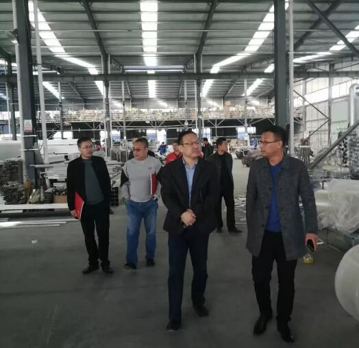 在高總的陪同下，協(xié)會一行參觀了昌茂鋁藝的生產(chǎn)車間及展廳