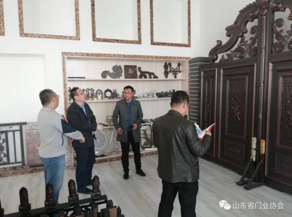 在高總的陪同下，協(xié)會一行參觀了昌茂鋁藝的生產(chǎn)車間及展廳