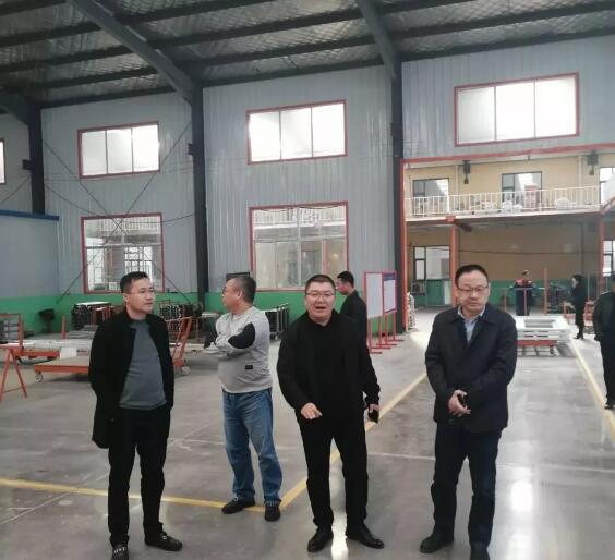 在陳總的陪同下，協(xié)會一行參觀企業(yè)生產(chǎn)車間