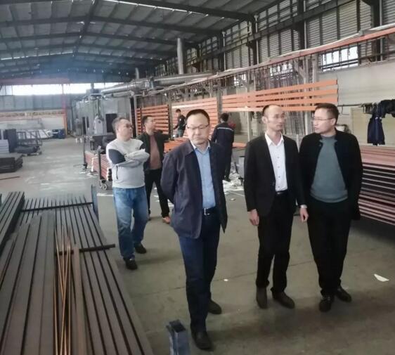 在張總的陪同下，協(xié)會一行參觀企業(yè)生產(chǎn)車間