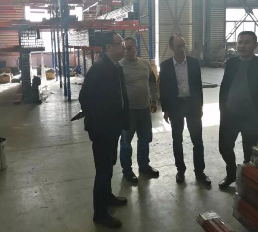 在張總的陪同下，協(xié)會一行參觀企業(yè)生產(chǎn)車間