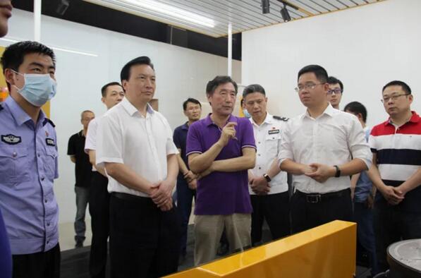 南昌市副市長、公安局局長萬秀奇贊賞百勝低壓驅(qū)動安全升降地柱