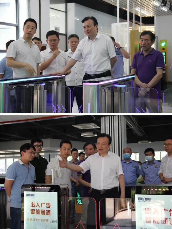 南昌市副市長、公安局局長萬秀奇了解百勝人行通道產(chǎn)品