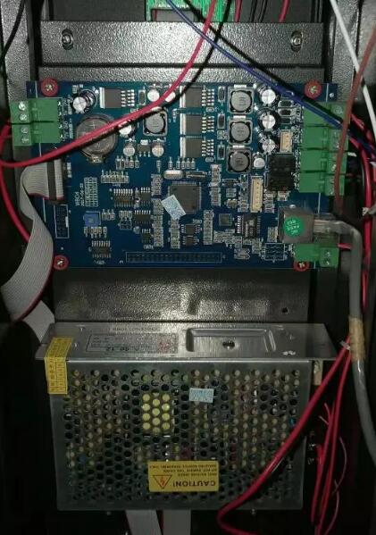 車牌識(shí)別攝像機(jī)有3組線連接至控制主板