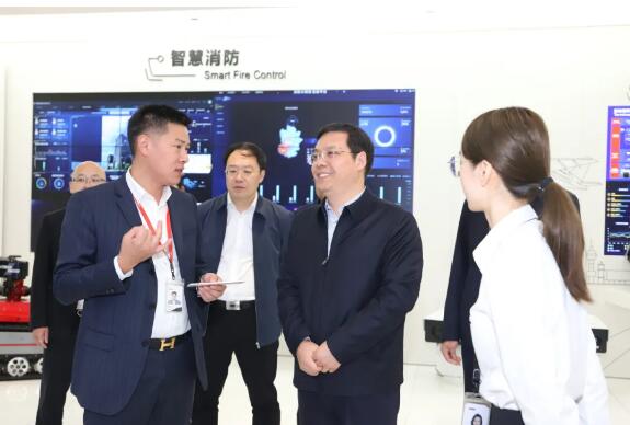 李躍勇市長(zhǎng)一行參觀大華展廳