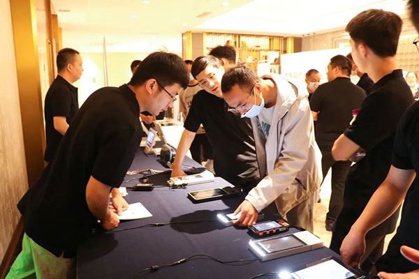 出席開業(yè)活動的嘉賓正在體驗熵基科技數(shù)智產(chǎn)品