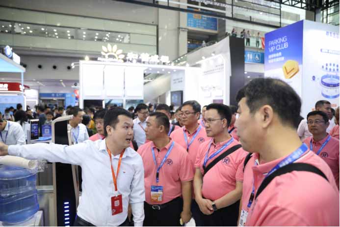 巡館領(lǐng)導(dǎo)和團(tuán)隊(duì)的駐足交流