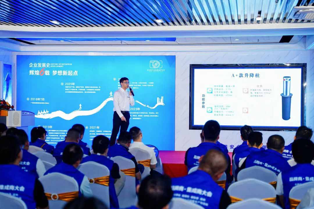 高壘智能產(chǎn)品工程師對(duì)高壘產(chǎn)品的優(yōu)點(diǎn)講解和演示