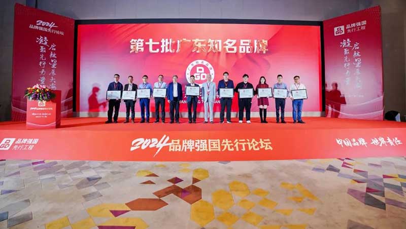 證書(shū)頒發(fā)現(xiàn)場(chǎng)