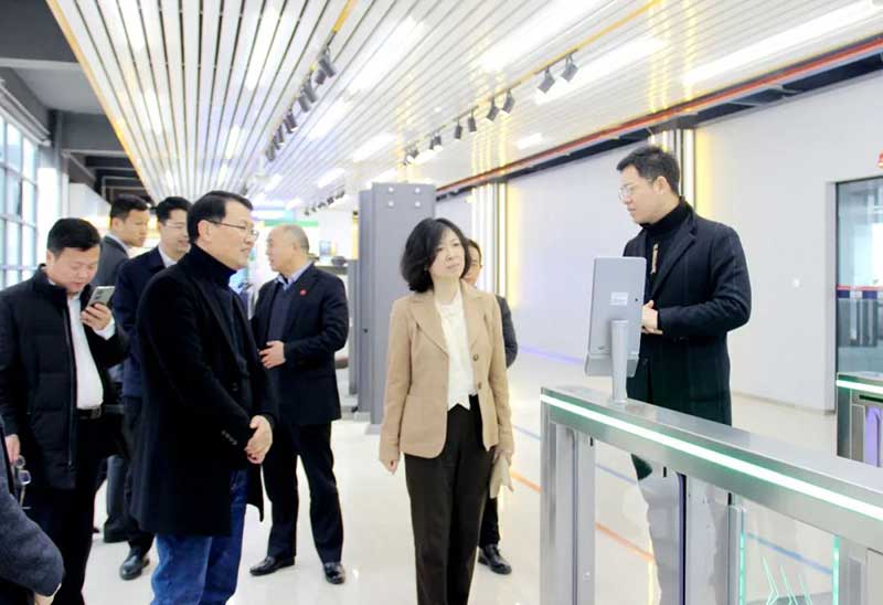 李慶霜一行聽取了百勝智能的發(fā)展歷程