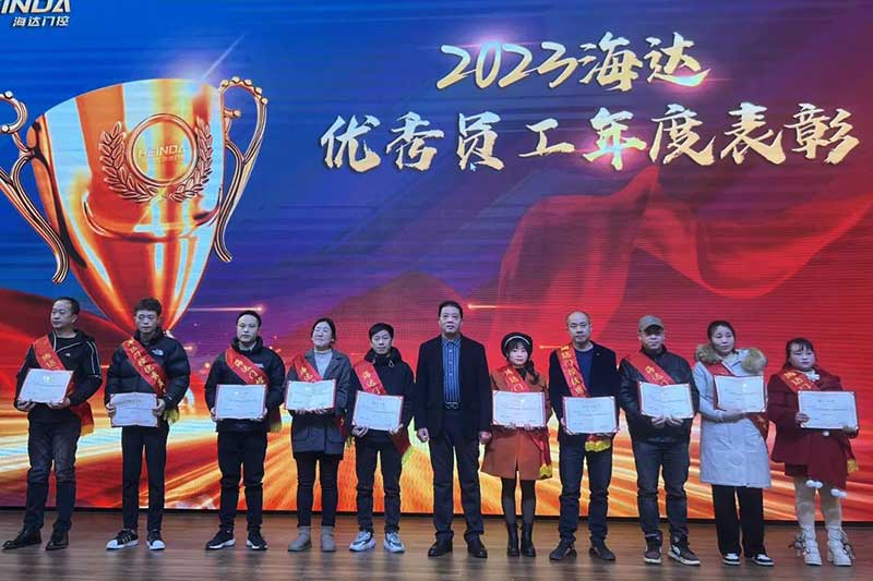 公司董事長楊興發(fā)為“優(yōu)秀員工”頒獎