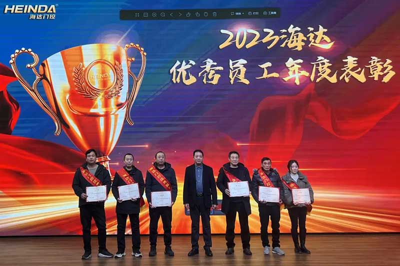 公司董事長楊興發(fā)為“優(yōu)秀員工”頒獎