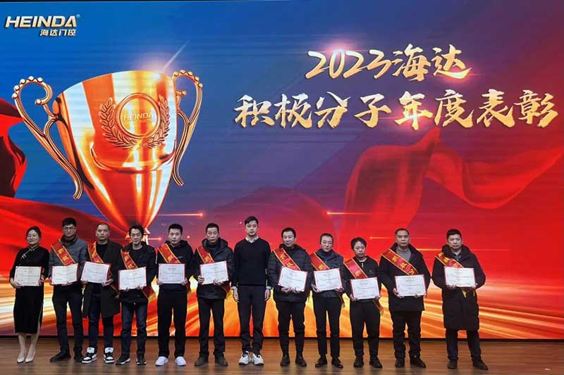 公司總經(jīng)理楊國元為“積極分子”頒獎