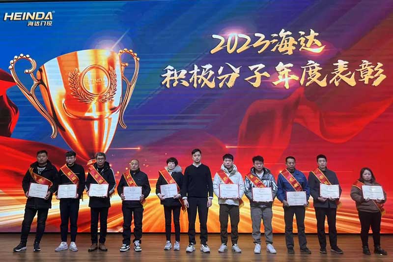 公司總經(jīng)理楊國元為“積極分子”頒獎