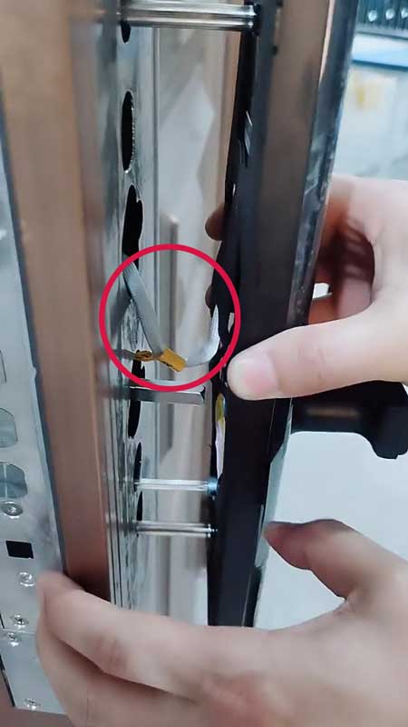 安裝時(shí)，一定要將線路塞入門(mén)內(nèi)，不要被面板壓住