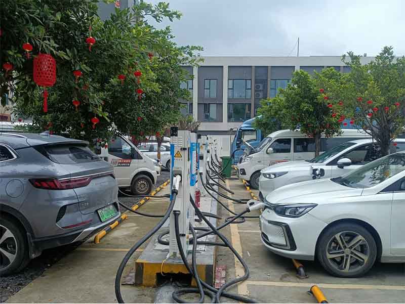 超快充電場(chǎng)站