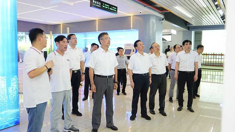 江西省委常委、常務(wù)副省長任珠峰蒞臨百勝智能調(diào)研。