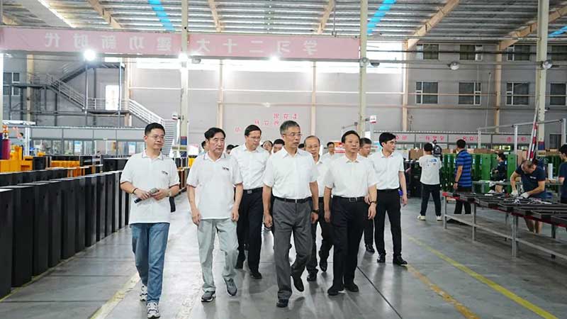 任珠峰常務(wù)副省長看產(chǎn)品、進車間、問訴求