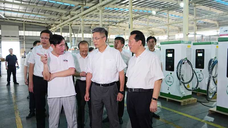 劉潤根向調(diào)研團重點介紹了百勝在數(shù)字化轉(zhuǎn)型、智能制造、智慧物聯(lián)方面的創(chuàng)新與應(yīng)用成果