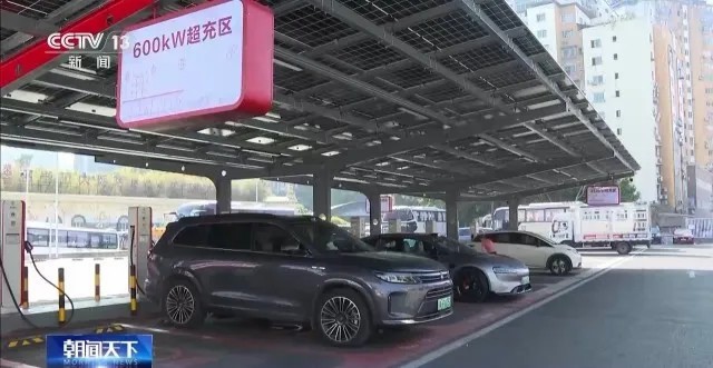 負(fù)責(zé)超充站運(yùn)營的相關(guān)人士告訴記者