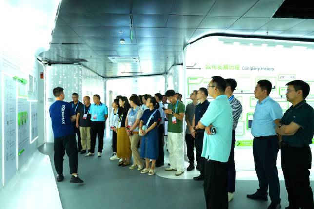 與會(huì)嘉賓在熵基科技數(shù)字化展廳