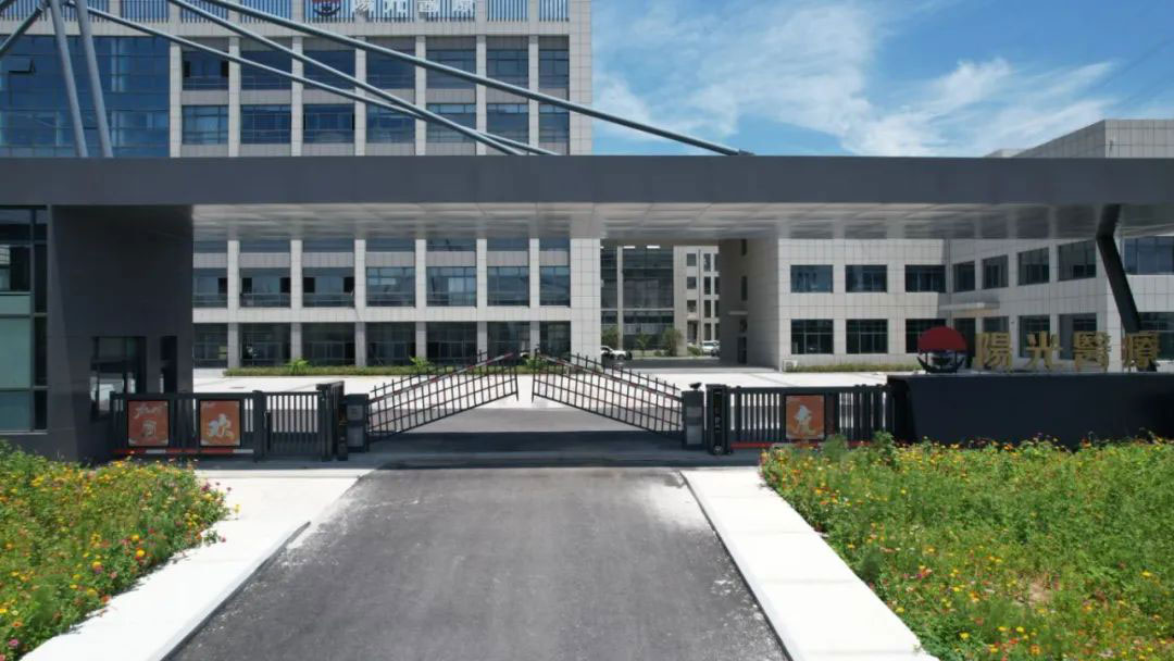 重型直線門+固定圍欄+中置式道閘門+車牌識別+電動小門