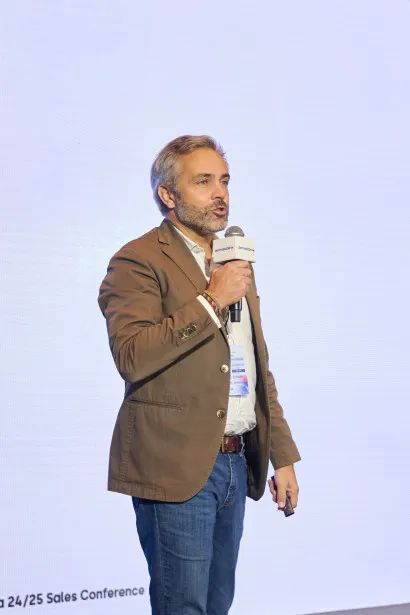 全球市場營銷與商務(wù)卓越高級副總裁