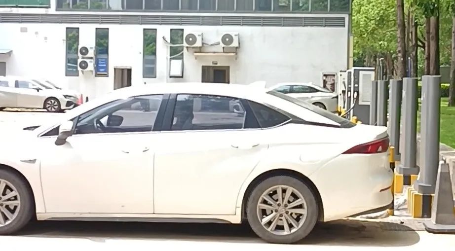 充電服務(wù)費0.21元！樁補貼未發(fā)？充電場站繁榮的背后