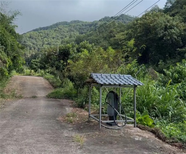 看看這個(gè)思路清奇的充電“螞蟻站”