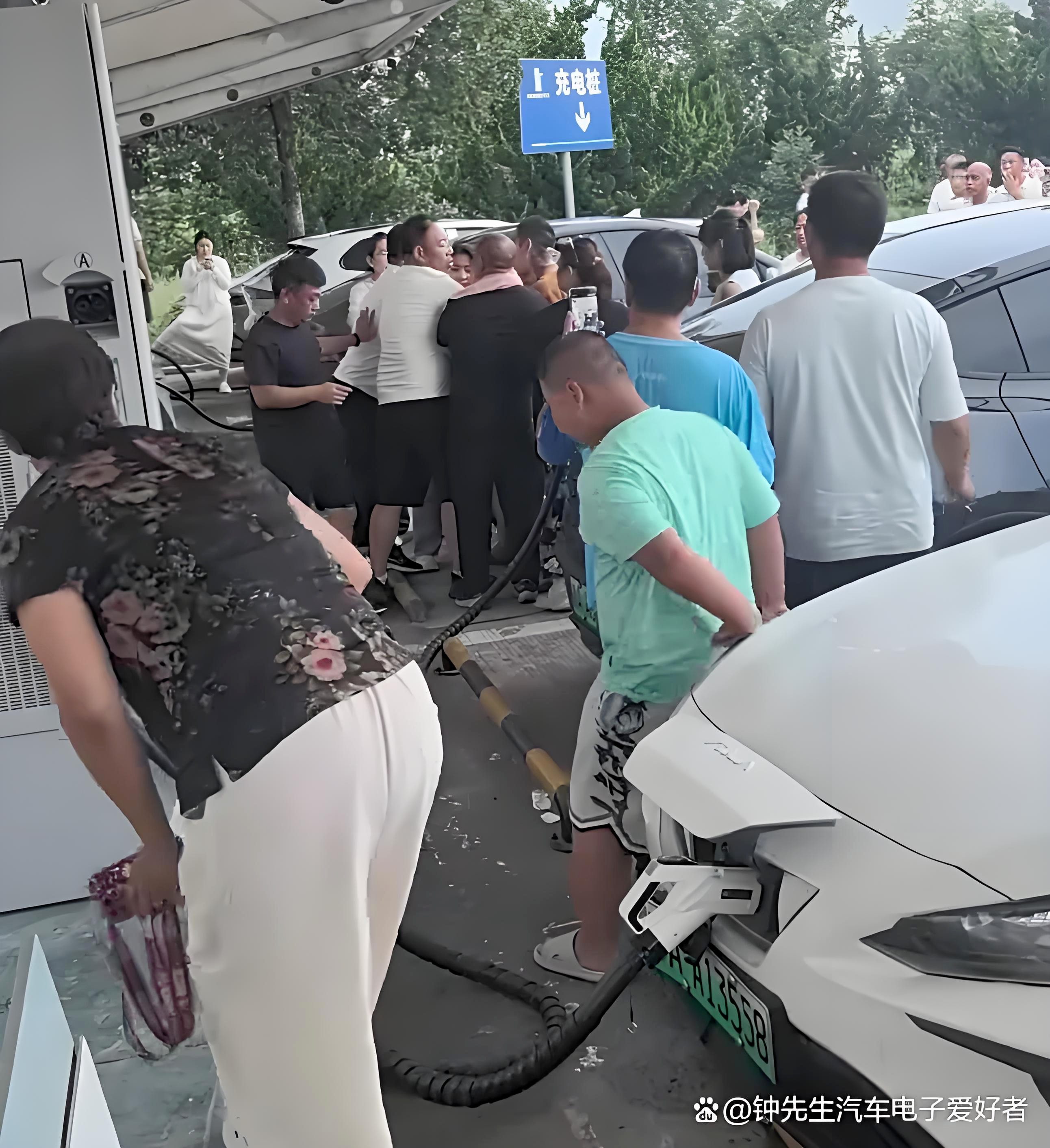 平時(shí)沒(méi)人，節(jié)假日靠搶靠叫號(hào)！投建回報(bào)拉長(zhǎng)，"國(guó)家隊(duì)"如何應(yīng)對(duì)高速潮汐困境？