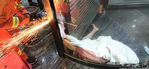 鄂州酒店旋轉(zhuǎn)門(mén)卡住住4歲女童右腿  消防員緊急拆門(mén)解圍