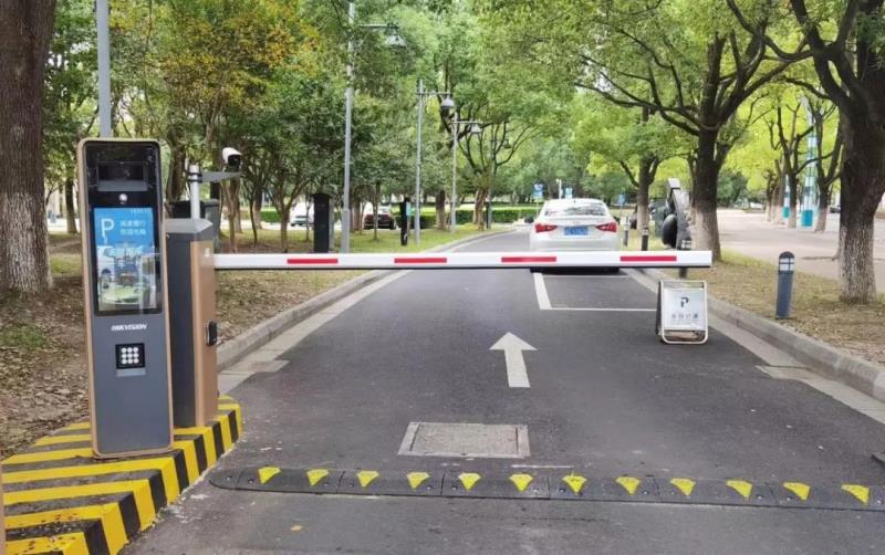 ?？低曋K某工業(yè)園區(qū)公共停車場