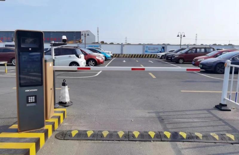 ?？低曋K某工業(yè)園區(qū)公共停車場