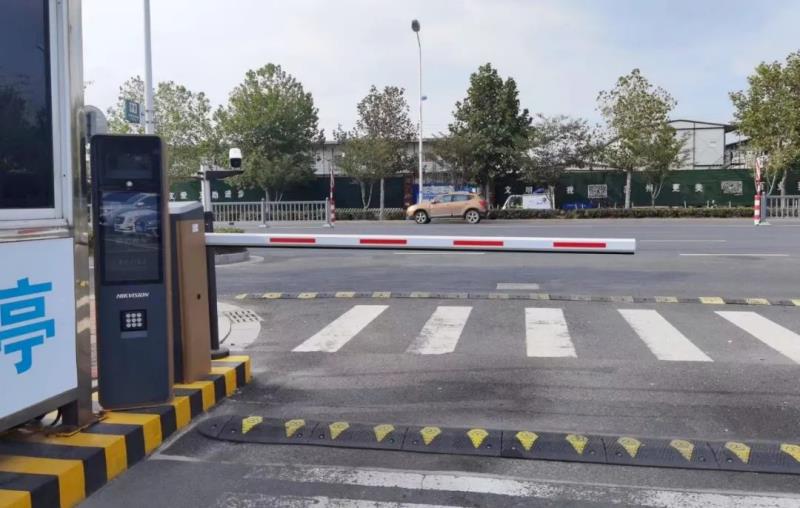 ?？低曋K某工業(yè)園區(qū)公共停車場