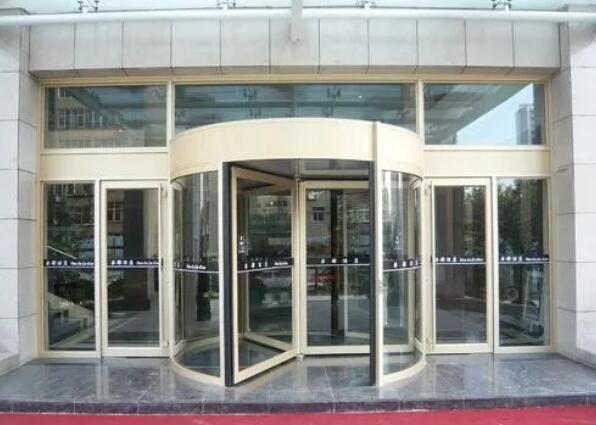 哪個(gè)不銹鋼旋轉(zhuǎn)門外包飾更美觀 更能吸引眼球呢？