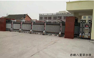 赤峰八里罕小學(xué)伸縮門(mén)工程案例 - 中出網(wǎng)-智能出入口與停車(chē)充電門(mén)戶(hù)