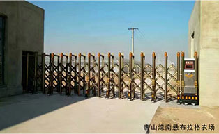 唐山灤南懸布拉格農(nóng)場(chǎng)伸縮門工程案例 - 中出網(wǎng)-智能出入口與停車充電門戶