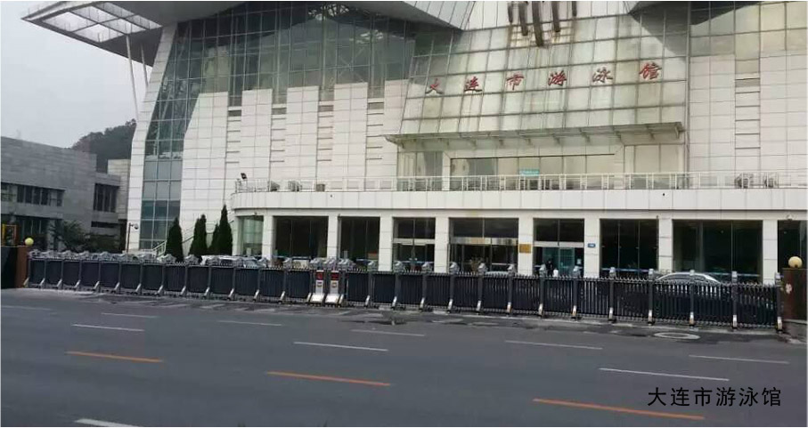 大連市游泳館伸縮門工程案例 - 中出網-智能出入口與停車充電門戶