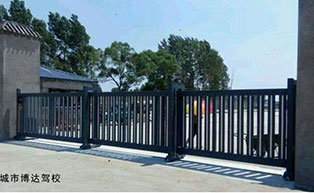 雙城市博達(dá)駕校平移門(mén)工程案例 - 中出網(wǎng)-智能出入口與停車(chē)充電門(mén)戶