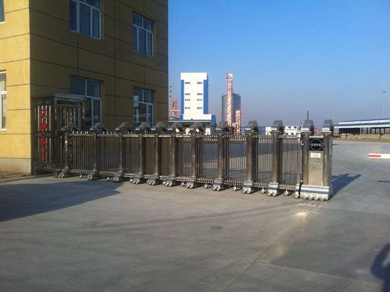 禾豐牧業(yè)伸縮門案例 - 中出網(wǎng)-智能出入口與停車充電門戶