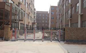 鹿泉開發(fā)區(qū)伸縮門案例 - 中出網(wǎng)-智能出入口與停車充電門戶