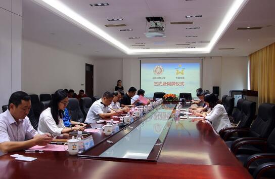 青島齊星車庫(kù)有限公司和山東建筑大學(xué)共建產(chǎn)學(xué)研合作基地