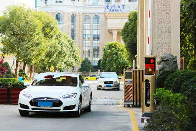 頤豐華大廈道閘案例 - 中出網(wǎng)-智能出入口與停車充電門戶