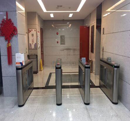 中國(guó)石化廣州分公司辦公大樓速通門(mén)擺閘門(mén)禁系統(tǒng)案例 - 中出網(wǎng)-智能出入口與停車(chē)充電門(mén)戶(hù)